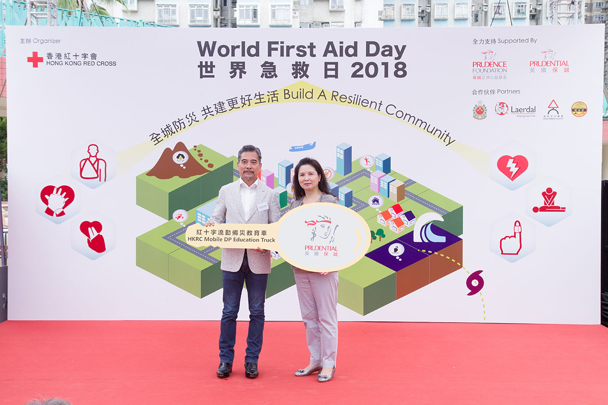 Mr. Derek Yung, CEO of Prudential Hong Kong Limited (left) presents the car key to Mrs. Ivy Wu, JP, Chairman of the HKRC (right) in the launch ceremony