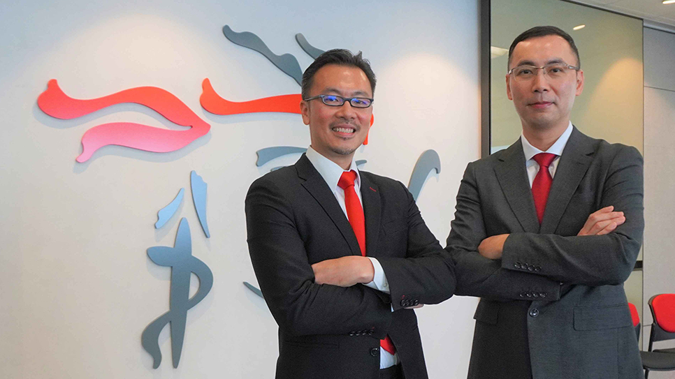 保誠保險首席科技及數碼總監林德軒（左）及保誠保險醫務總監鄭毅誠醫生（右）