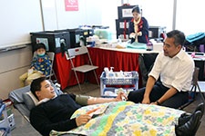 保誠行政總裁容佳明親身到場支持捐血的員工。